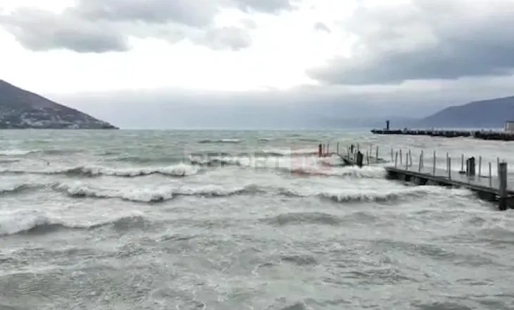 “Jo mjete të vogla lundruese në det”/ Përkeqësohen kushtet hidrometeorologjike në Vlorë, njoftohen masat