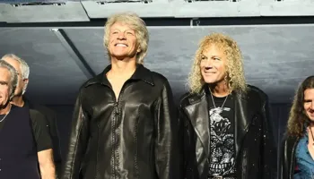 Jon Bon Jovi ndërpreu koncertin, pritet të ricaktojë shfaqjen