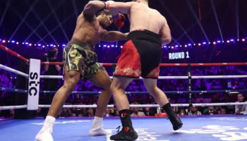 Joshua mposht Prenga në sfidën e zhvilluar në Jeddah, britaniku fiton me KO në raundin e dytë
