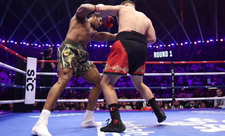 Joshua mposht Prenga në sfidën e zhvilluar në Jeddah, britaniku fiton me KO në raundin e dytë