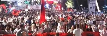 “Ju erdhi fundi”/ 41 ditë qëndresë, qytetarët vijojnë marshimin në kryeqytet: Arrestoni Ramën