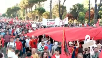 “Ju erdhi fundi!”/ Mbahet sot protesta e 60 kundër klasës politike