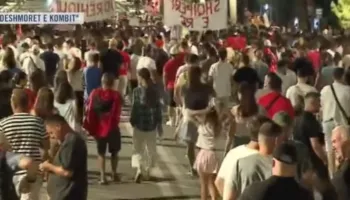 “Ju erdhi fundi!”/ Mbyllet pas katër orësh protesta para Kryeministrisë, qytetarët nisin marshimin në rrugët e Tiranës