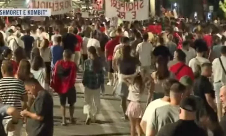 “Ju erdhi fundi!”/ Mbyllet pas katër orësh protesta para Kryeministrisë, qytetarët nisin marshimin në rrugët e Tiranës