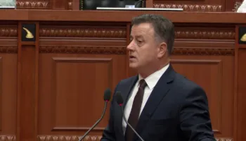 “Ju jeni zhgarravina”, Flamur Noka i ashpër me socialistët në Kuvend: Po e shndërroni Parlamentin në palo institucion