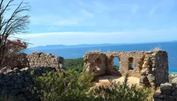 Kalaja e Himarës, me historinë e saj shekullore, rrugicat karakteristike dhe pamjet mahnitëse mbi Jon