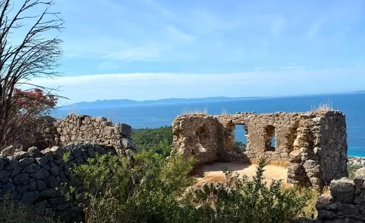 Kalaja e Himarës, me historinë e saj shekullore, rrugicat karakteristike dhe pamjet mahnitëse mbi Jon