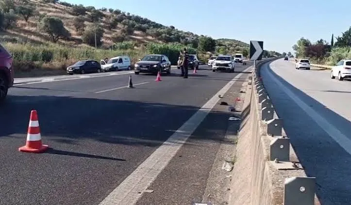 Kalimtarët “thyejnë” autostradën/ Banorët kalojnë mes për mes duke rrezikuar jetën e tyre e të udhëtarëve me makina