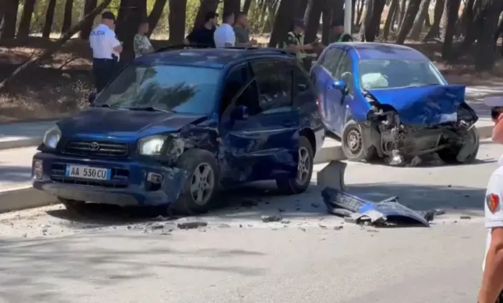 Kamioni përplaset me automjetin/ Dy vajza dërgohen me urgjencë në spital