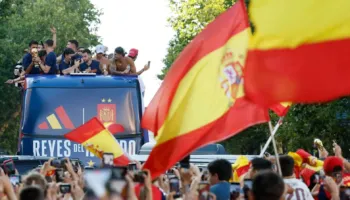 Kampionët e Botës mbërrijnë në Madrid, mbreti Felipe dhe kryeministri Sanchez pritje zyrtare, në mbrëmje festë madhështore me tifozët