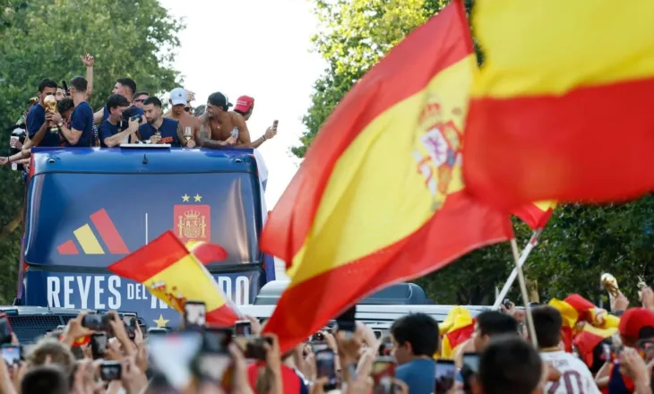 Kampionët e Botës mbërrijnë në Madrid, mbreti Felipe dhe kryeministri Sanchez pritje zyrtare, në mbrëmje festë madhështore me tifozët