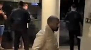 Kanye West mbërrin në Tiranë, fotografohet në hotel pak orë para koncertit