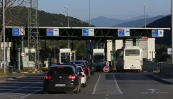 Kaos dhe rradhë kilometrike/ Emigrantët bllokohen në pikën kufitare, kërkojnë informacion mbi arsyet e ndalimit
