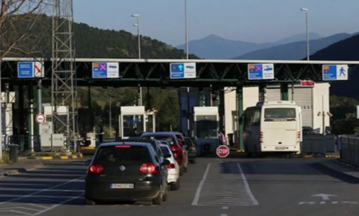 Kaos dhe rradhë kilometrike/ Emigrantët bllokohen në pikën kufitare, kërkojnë informacion mbi arsyet e ndalimit