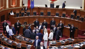 Kaos në Kuvend, opozita bllokon seancën pas raportimit të Avokatit të Popullit