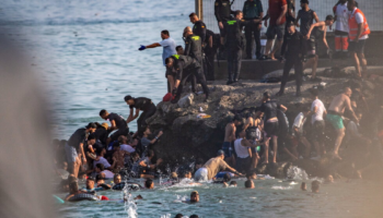 Kaos në portat e Europës! 18 emigrantë humbin jetën gjatë kalimit në Ceuta