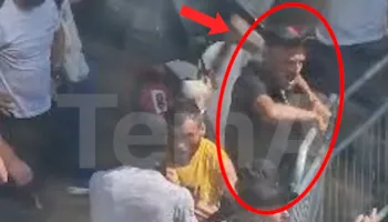 Kaos para Kuvendit, momenti kur qytetari goditet me send të fortë nga protestuesit (VIDEO)