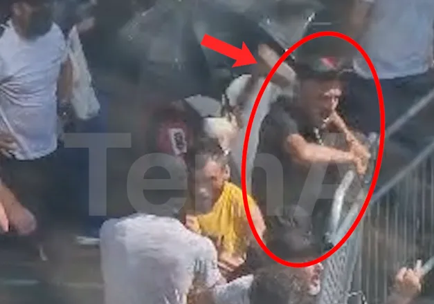 Kaos para Kuvendit, momenti kur qytetari goditet me send të fortë nga protestuesit (VIDEO)