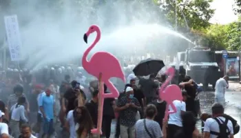 Kaos para Parlamentit, Policia shpërndan protestuesit – Fotogaleri