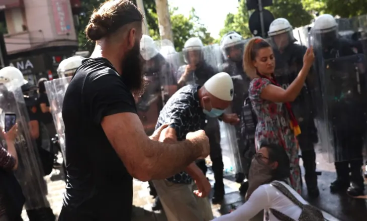 KAOS PARA PARLAMENTIT, PROTESTA NE FOTOGALERI