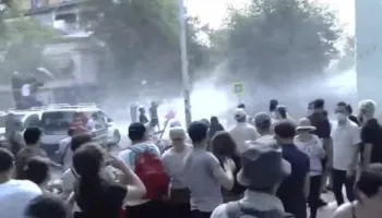 Kaos te Kuvendi/ Protestuesit çajnë bllokadën, policia ujë me piper dhe gaz lotsjellës drejt tyre