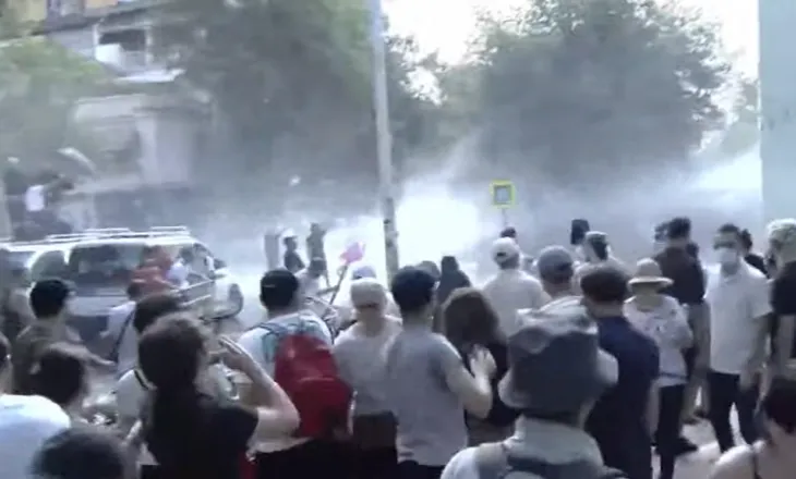 Kaos te Kuvendi/ Protestuesit çajnë bllokadën, policia ujë me piper dhe gaz lotsjellës drejt tyre