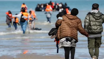 Katër emigrantë humbin jetën gjatë përpjekjes për të kaluar kanalin e La Manshit në Britani –