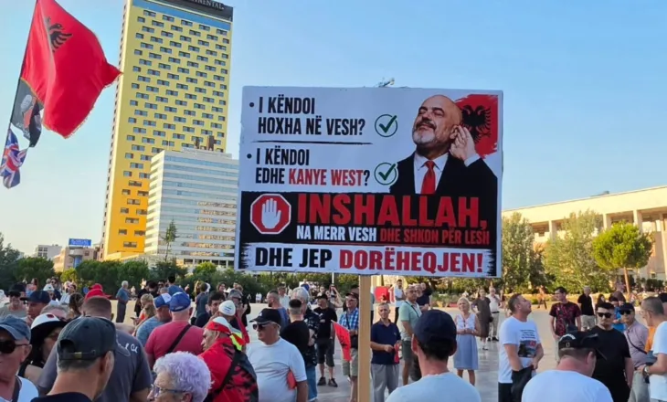 Këndoi hoxha në vesh, i këndoi dhe Kanye West/ Protesta e 43-të, pankartat ‘pikante’