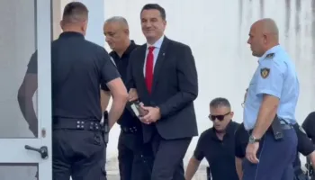 Kërkon shkarkimin e Ols Dados si prokuror, Erion Veliaj mbërrin në Gjykatën Administrative