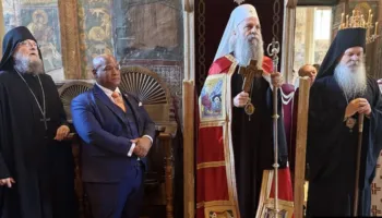 Këshilltari i Trumpit për çështje fetare viziton Manastirin e Deçanit