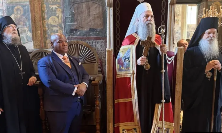 Këshilltari i Trumpit për çështje fetare viziton Manastirin e Deçanit