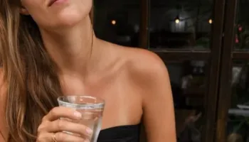 Këto janë sinjalet që trupi ju jep para dehidratimit
