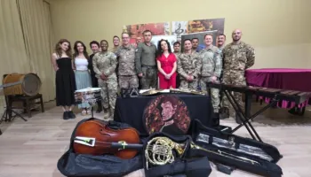 KFOR dhuron instrumente muzikore për Shkollën e Muzikës “Amadeus”