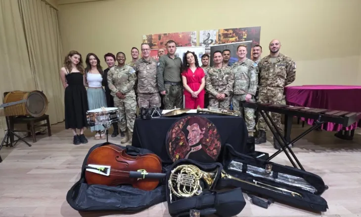 KFOR dhuron instrumente muzikore për Shkollën e Muzikës “Amadeus”