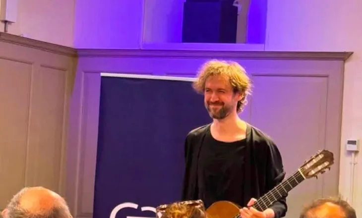 Kitaristi Petrit Çeku mahnit publikun në Royal Greenwich Guitar Festival në Londër