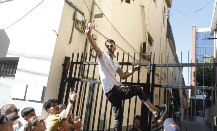 “Kjo ishte arma ime”/ U arrestua në protestën para Kuvendit, pas lirimit i riu hedh vezën drejt komisariatit nr.3