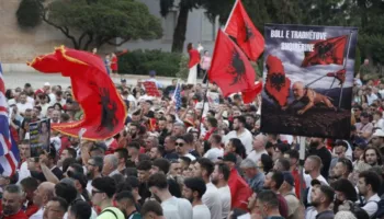 “Kjo qeveri nuk mund të shtyjë më”/ Protestat masive, aktivisti i diasporës: Rama nxjerr lloj-lloj përqeshjesh, për…