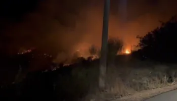 Kodra në hyrje të Ksamilit përfshihet nga flakët, zjarri pranë një resorti
