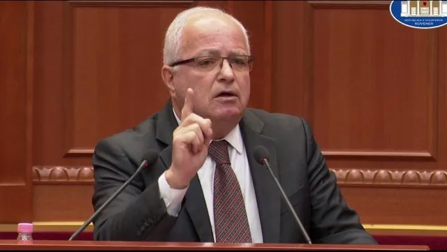 “Koka bën, koka pëson”, Spaho “shuplakë” PD-së: Nuk vihet në pushtet me broçkulla