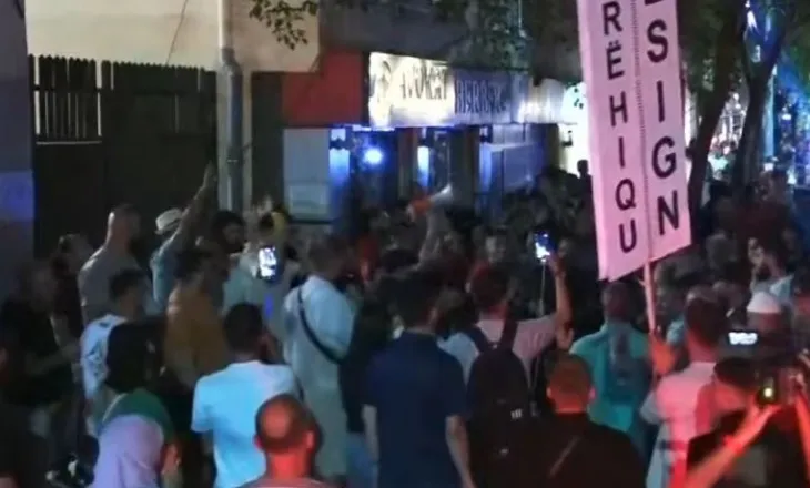 Komisariati 3 ‘pushtohet’ nga qytetarët, thirrje për lirimin e protestuesve të ndaluar