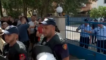 Komiteti i Helsinkit reagon pas shoqërimit brutal të protestuesve: Do të ndjekim rrugën institucionale për çdo rast