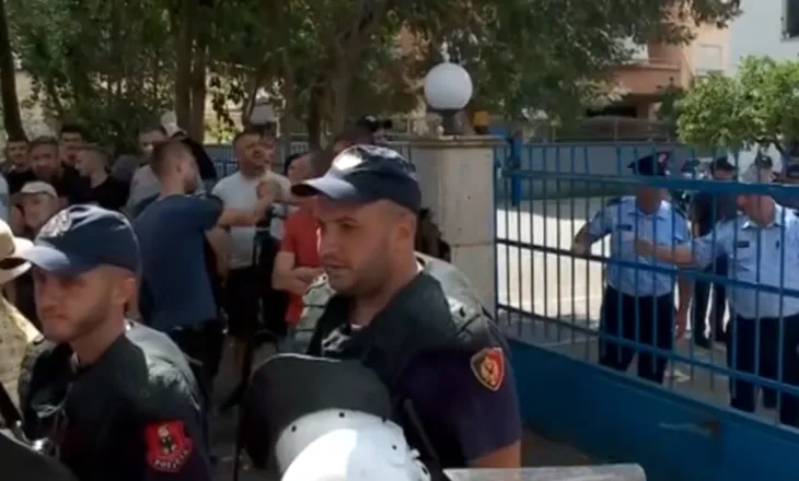 Komiteti i Helsinkit reagon pas shoqërimit brutal të protestuesve: Do të ndjekim rrugën institucionale për çdo rast