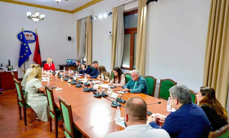 Koncerti i Kanye West dhe mundësia për Jennifer Lopez në Tiranë, përplasje në komision, Zhupa kërkon shpjegime…