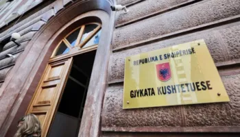 Koncerti i Kanye West, Kushtetuesja nuk pranon padinë, mungojnë dokumentet