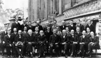 Konferenca historike Solvay e vitit 1927 mblodhi 17 fitues të Çmimit Nobel në Fizikë