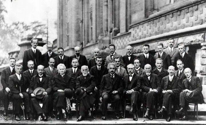 Konferenca historike Solvay e vitit 1927 mblodhi 17 fitues të Çmimit Nobel në Fizikë