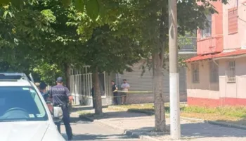 Konflikt me thikë mes dy të rinjve në një lagje periferike të Korçës, një i plagosur rëndë