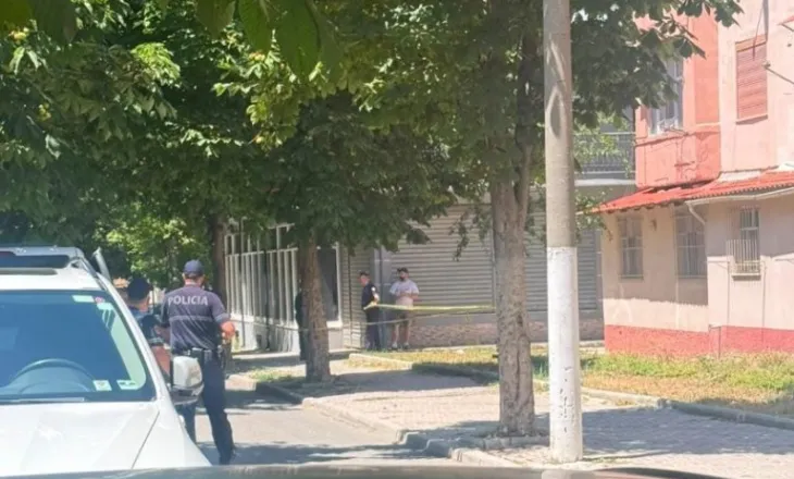 Konflikt me thikë mes dy të rinjve në një lagje periferike të Korçës, një i plagosur rëndë