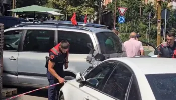 Konflikt mes dy të rinjve në Durrës, njëri prej tyre përfundon në spital