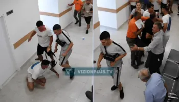 Konflikti në Poliklinikën e Shkodrës, momenti kur 32-vjeçari goditet me grushte dhe plagoset me thikë nga 18-vjeçari